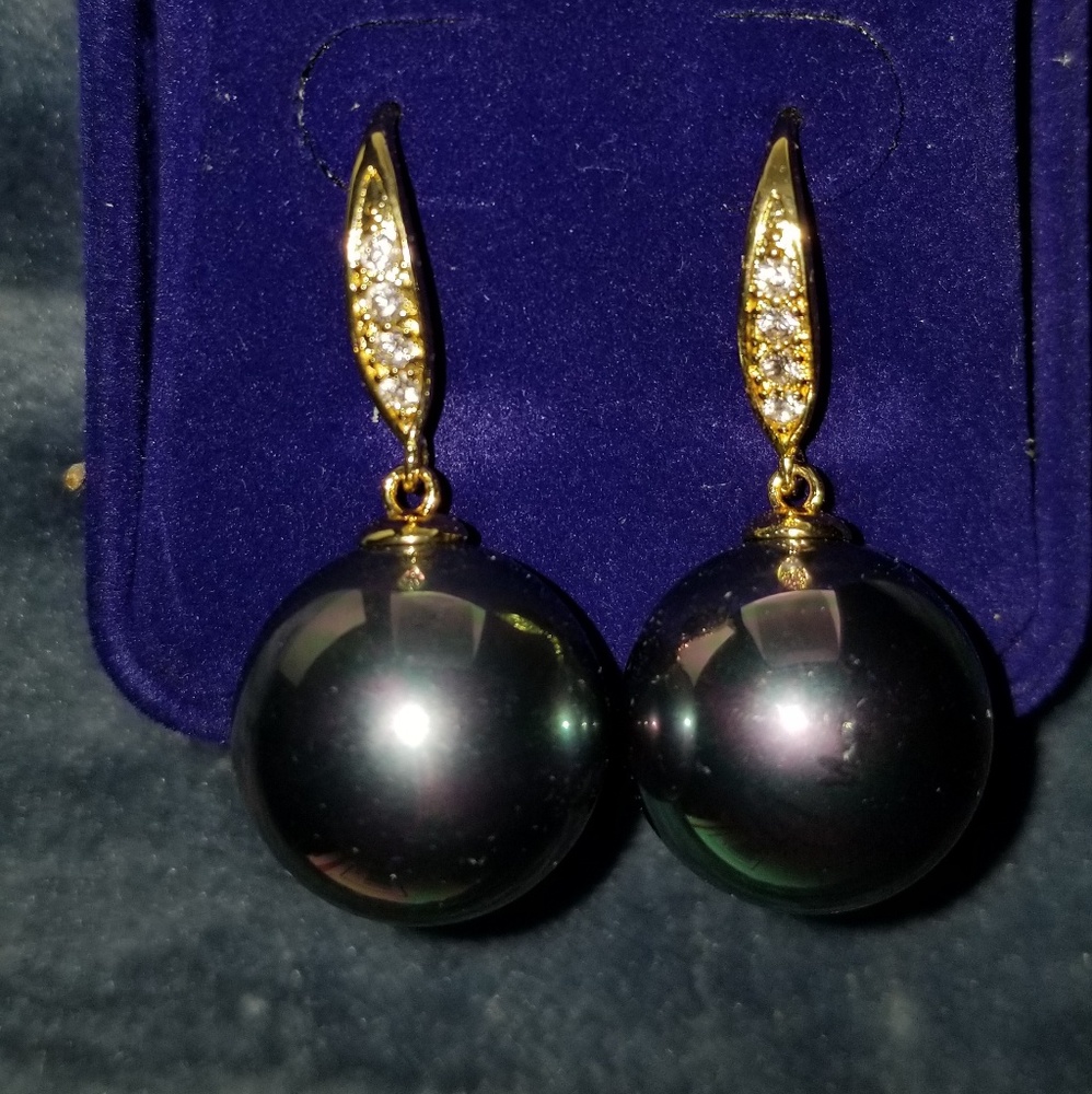 Genuine Tahitian pearl dangle earrings
